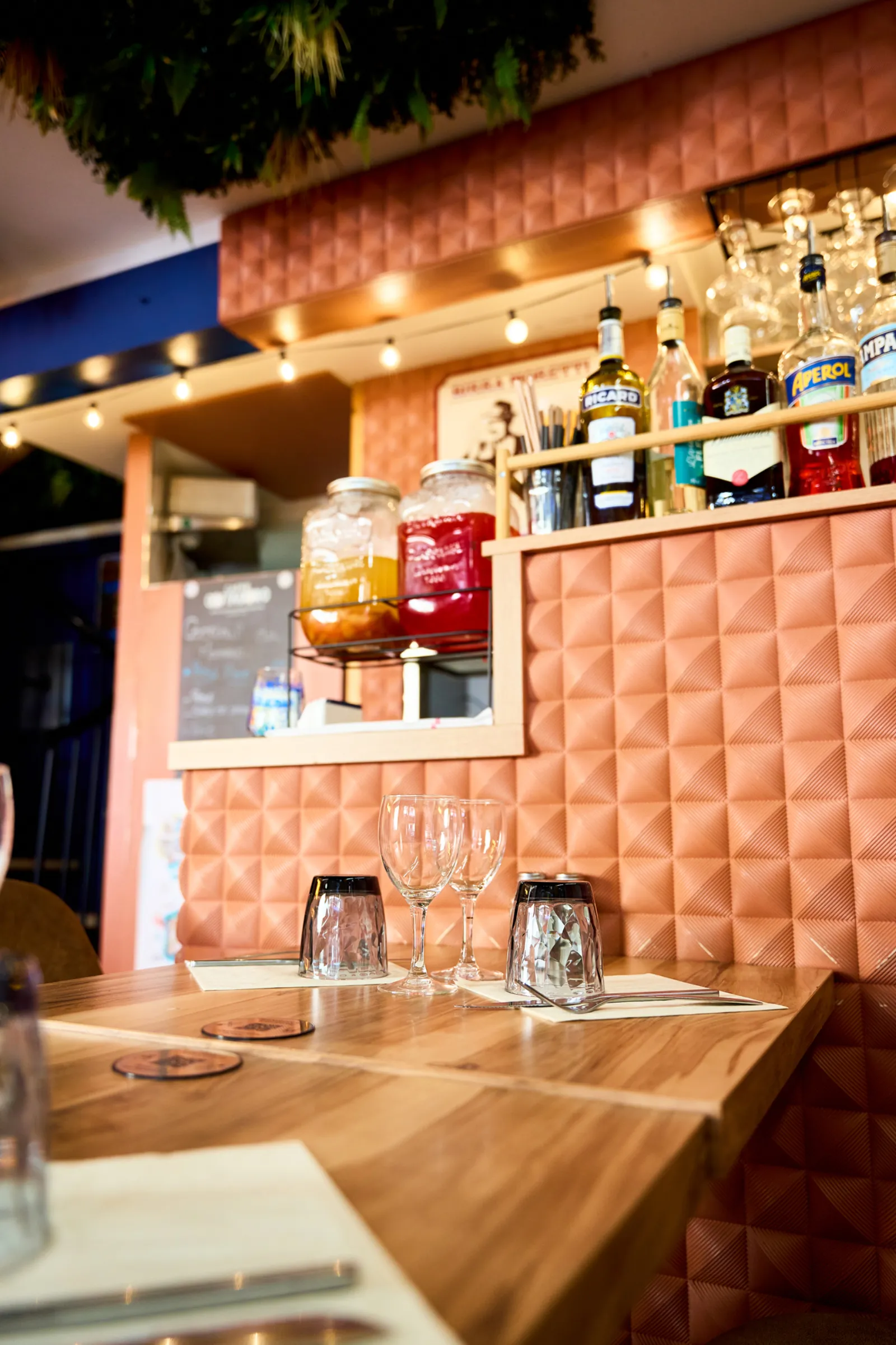 Le bar de La Mozzarelle et ses cocktails, dans une ambiance italienne