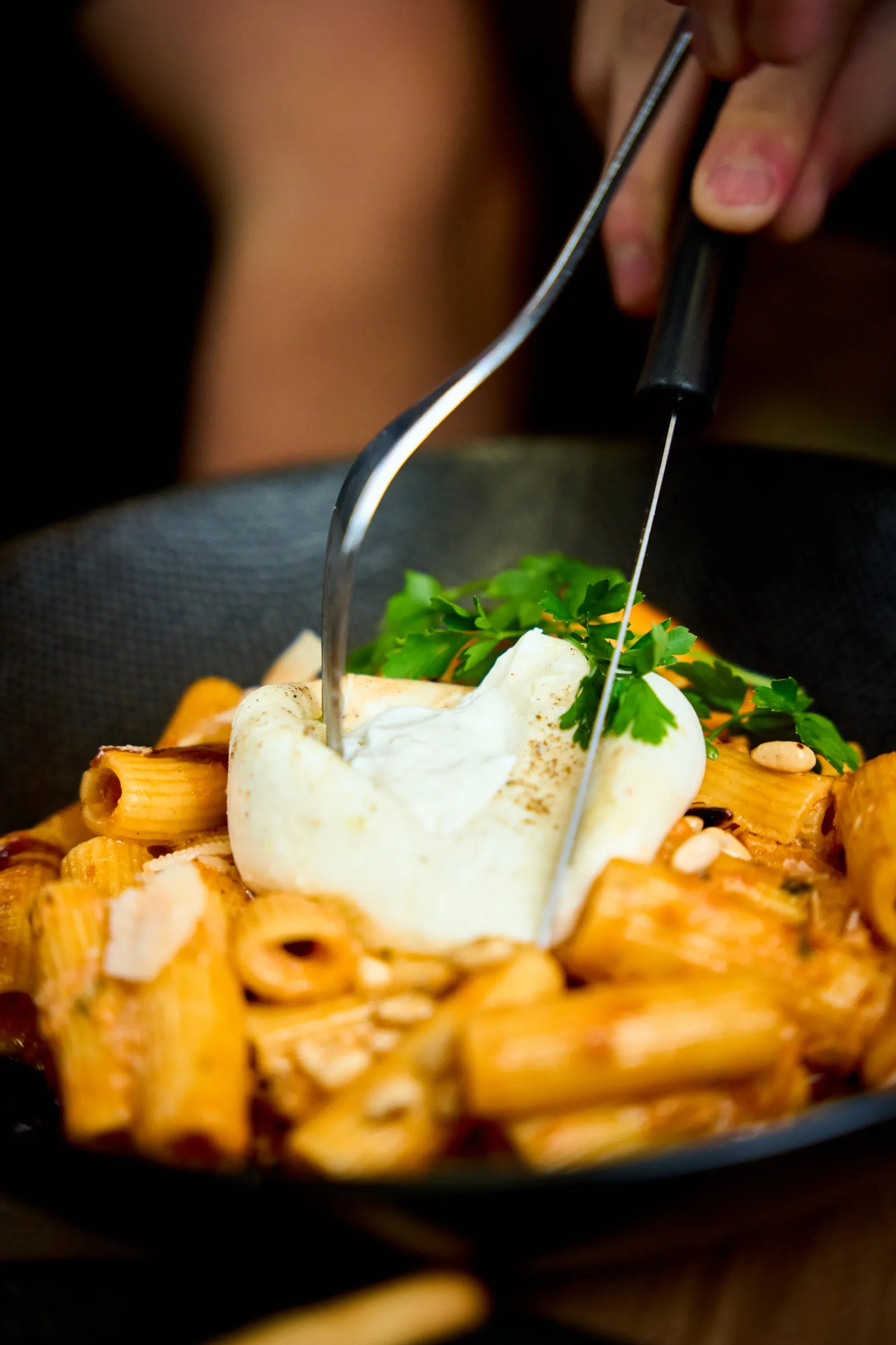 Burrata fondante coupée au couteau — La Mozzarelle Lyon 2
