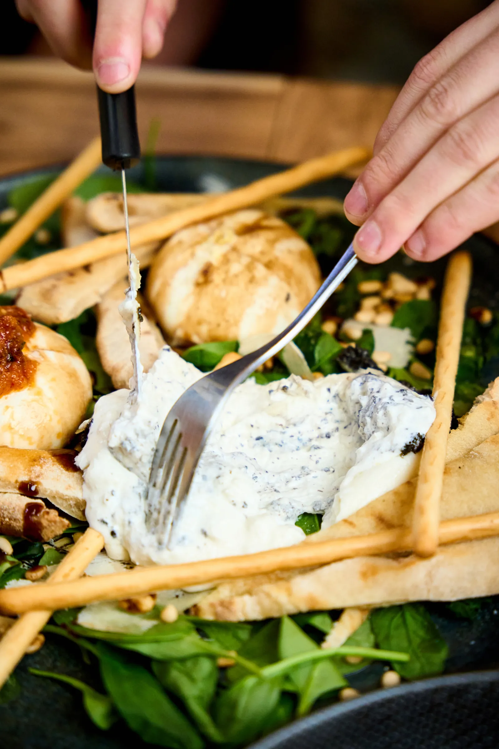 Burrata crémeuse à la truffe dégustée à la fourchette