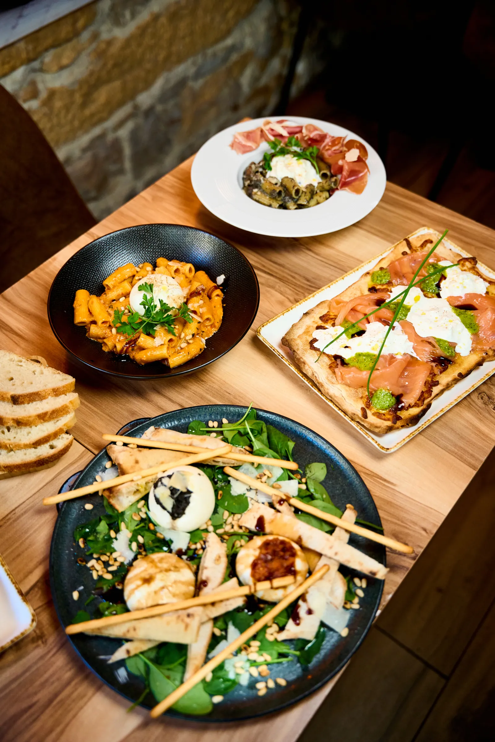 Table de plats italiens à partager dans une ambiance italienne