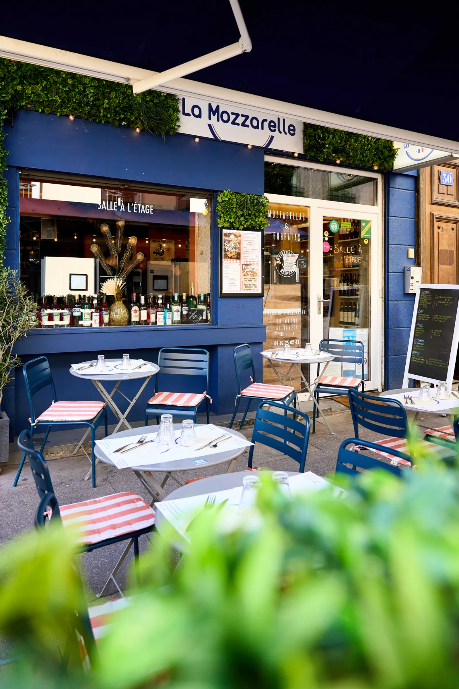Façade bleue et terrasse du restaurant italien La Mozzarelle, rue des Remparts d'Ainay à Lyon 2