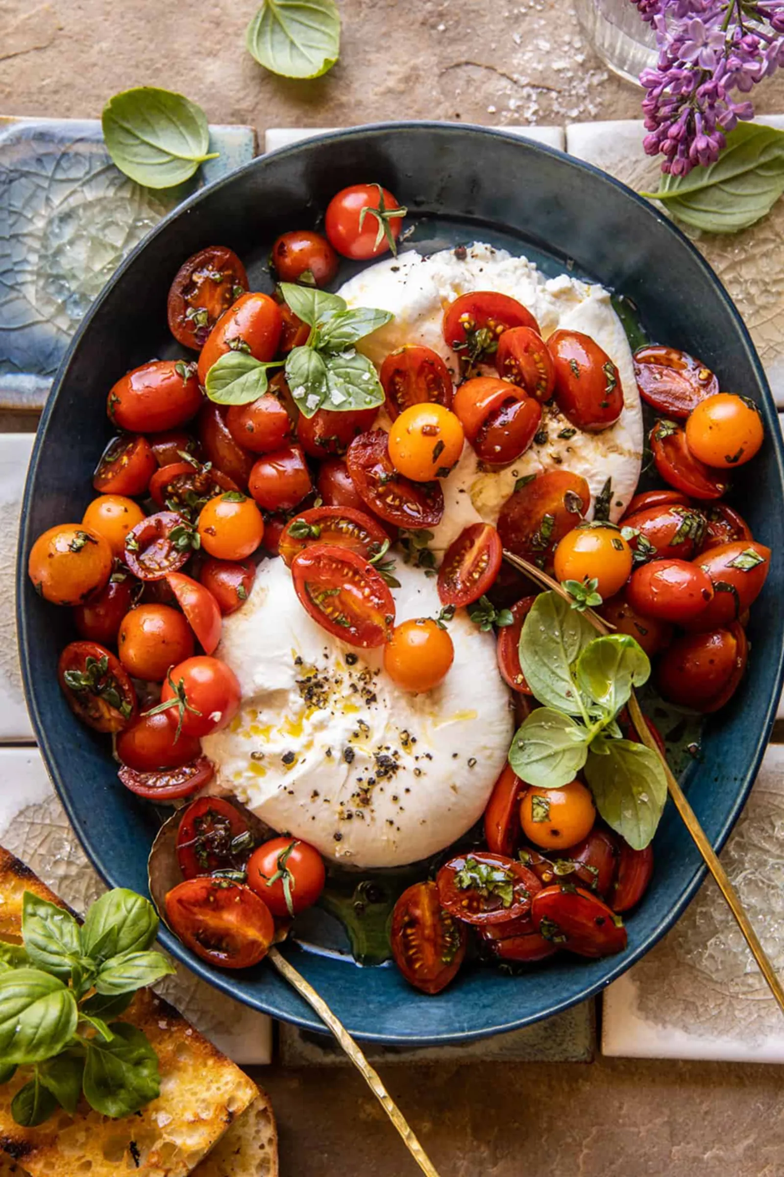 Burrata aux tomates cerises — Burrata crémeuse sur lit de tomates — restaurant italien La Mozzarelle Lyon