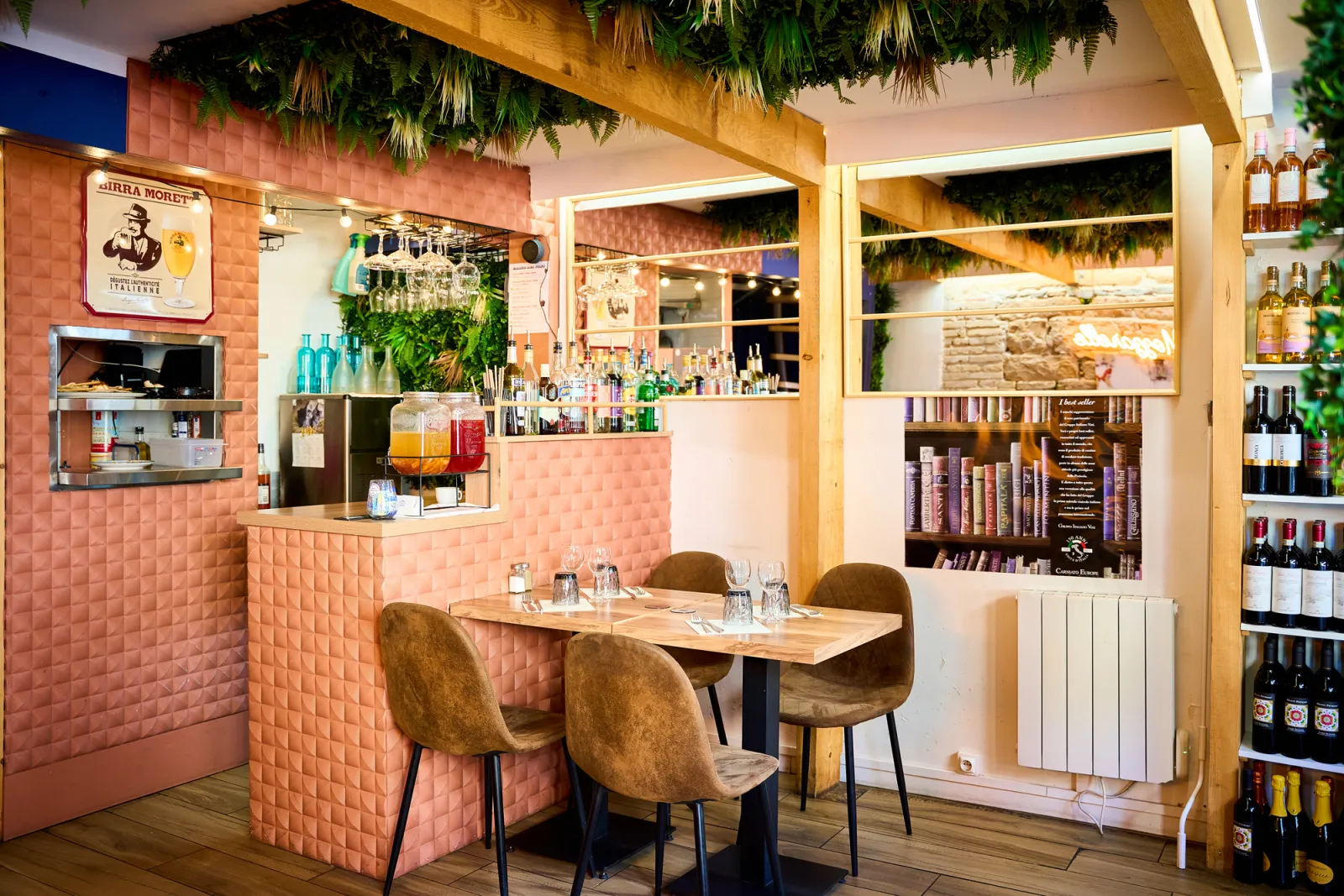 Le bar et ses tables dans la salle de La Mozzarelle à Lyon