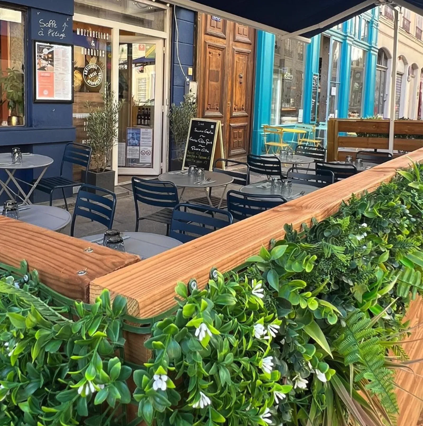 Tables en terrasse de La Mozzarelle, quartier Ainay à Lyon