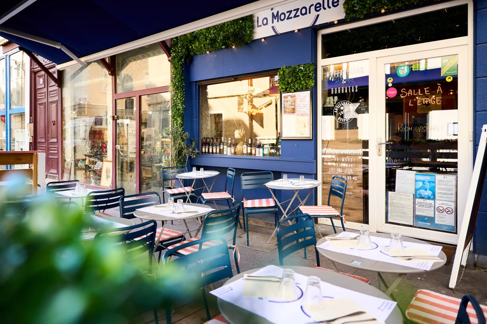 Terrasse ensoleillée et devanture bleue du restaurant italien La Mozzarelle à Lyon 2